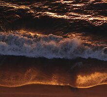 Red Golden Wave And Beach - Ola Y Playa En Oro Rojo by Bernhard Matejka