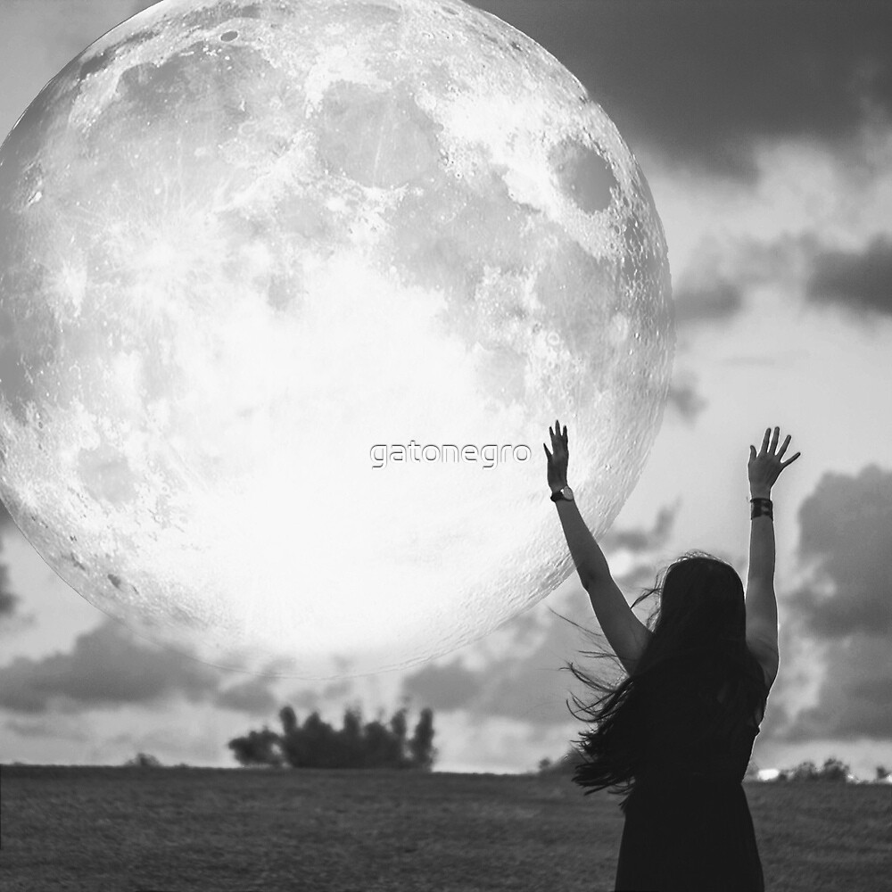 Девушка держит в руках луну