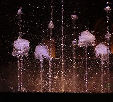 Splashing fountain in Vegas by arpanamurthy