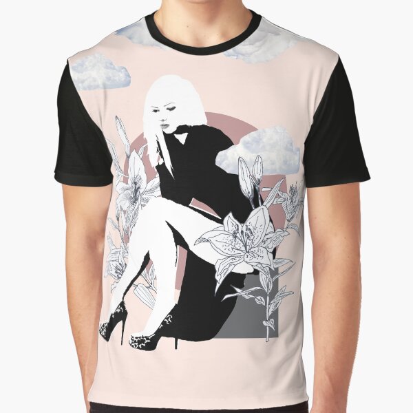 Femme aux lys et aux nuages blancs T-shirt graphique