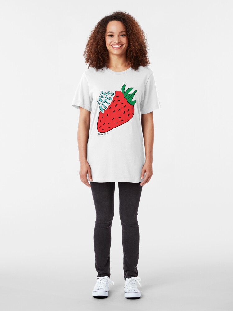 Alternative Ansicht von Weiß "Liebe beißt" niedliche Erdbeere - Valentinstag-Geschenk durch Kay Ali Slim Fit T-Shirt
