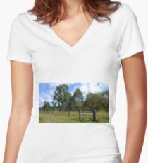 The Aussie farm fence Women's Fitted V-Neck T-Shirt