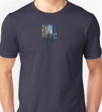 Camiseta unisex Momento de silencio en los límites de la ciudad, Nueva York