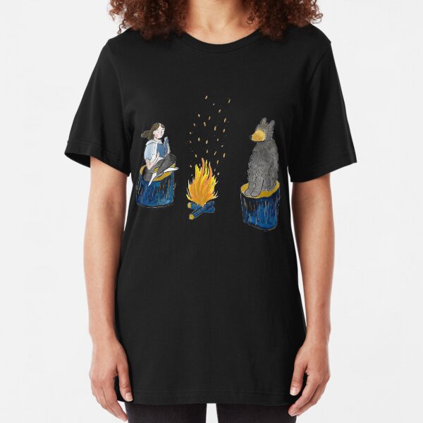Bär und Mädchen am Lagerfeuer Slim Fit T-Shirt