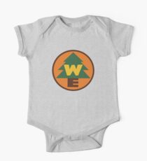 Wilderness Explorer Logo Kurzärmeliger Einteiler