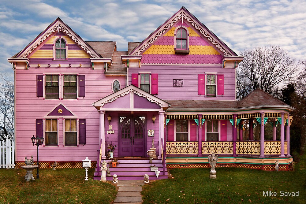 Colorful houses. Викториан Пинк Хаус. Пинк Хаус дом. Розовый дом. Розовый домик.