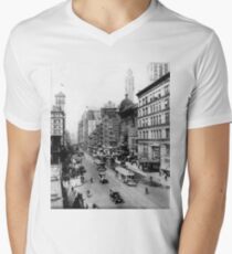 Camiseta para hombre de cuello en v Vintage Broadway NYC Photograph (1920)
