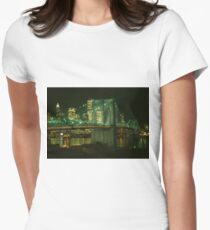 Camiseta entallada para mujer Brooklyn Bridge at Night Photograph