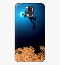 Underwater photograph of a diver swimming above an Anella Alcyonacea (soft corals) coral Case/Skin for Samsung Galaxy