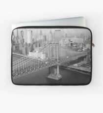 Funda para portátil Manhattan Bridge Black and White Photograph