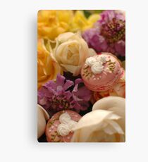 Mes macarons parmi les fleurs Canvas Print