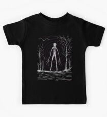 dunkel gruselig schlanker Mann im Wald an Halloween von Tia Knight Kinder T-Shirt