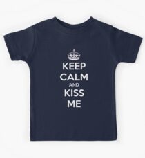 Bleib ruhig und küss mich Kinder T-Shirt
