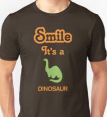 Lächeln, es ist ein DINOSAURIER Slim Fit T-Shirt