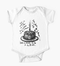 Der Kuchen ist eine Lüge Baby Body Kurzarm