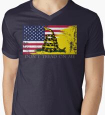 Amerikanische Gadsden-Flagge getragen T-Shirt mit V-Ausschnitt