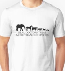 Camiseta unisex Los verdaderos médicos (veterinarios) tratan a más de una especie