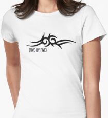 Fünf zu fünf Tailliertes T-Shirt