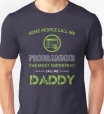 Camiseta ajustada La mayoría de la gente me llama programador, el más importante me llama papá