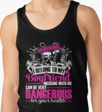 Camisetas de tirantes para hombre advirtiendo que le pertenezco a mi novio, meterse conmigo puede ser muy peligroso para tu salud