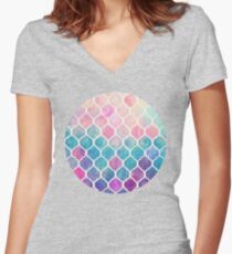 Regenbogen Pastell Aquarell marokkanischen Muster Tailliertes T-Shirt mit V-Ausschnitt