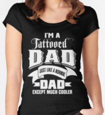 Camiseta entallada de cuello ancho I'm A Tattooed Dad , Like Normal Dad only much Cooler
