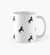 Schwarzes Einhornmuster mit Akzenten auf weißem Hintergrund Tasse