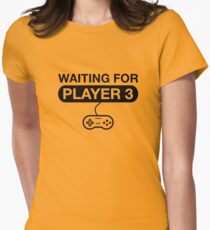 Warten auf Spieler 3. Mutterschaft T-Shirt Tailliertes T-Shirt