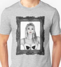 QUEEN CL Unisex T-Shirt