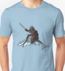 Bär reitet einen Hai Slim Fit T-Shirt