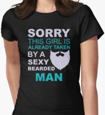 Entschuldigung, dieses Mädchen ist schon von einem sexy bärtigen Mann eingenommen Tailliertes T-Shirt für Frauen