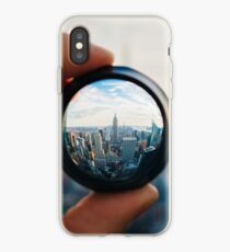 Mann, der eine Linse über Manhattan hält iPhone-Hülle & Cover