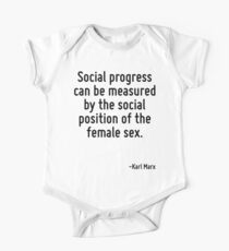 Der soziale Fortschritt kann an der sozialen Stellung des weiblichen Geschlechts gemessen werden. Baby Body Kurzarm
