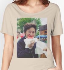 Camiseta ancha para mujer Araki comiendo una rosquilla