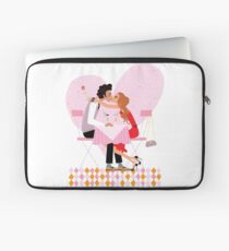 kissing couple Laptop Sleeve