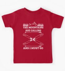 Die Berge rufen an und ich muss - Skifahren-T-Shirt gehen Kinder T-Shirt