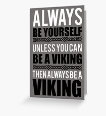 Tarjeta de felicitación Sé siempre tú mismo a menos que puedas ser un vikingo