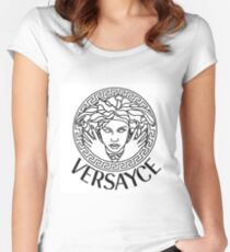 Camiseta entallada de cuello ancho Se pronuncia "Ver-sah-chee"