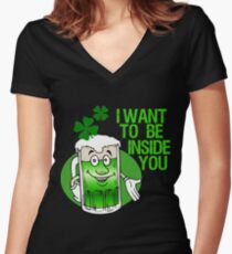 Grünes Bier Innuendo St Patrick Tag Shirt mit V-Ausschnitt