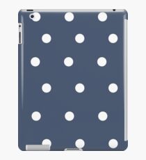 Marineblau mit weißen Tupfen iPad-Hülle & Klebefolie