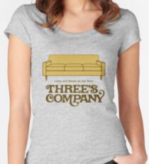 Camiseta entallada de cuello ancho Compañía de tres