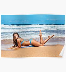Sexy junges Bikini-Modell, das auf einem hawaiischen Strand aufwirft Poster