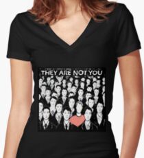 Sie sind nicht du Shirt mit V-Ausschnitt