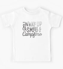 Camiseta para niños despierta y huele la fogata