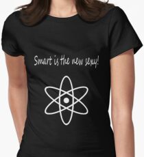 Smart ist das neue sexy Tailliertes T-Shirt