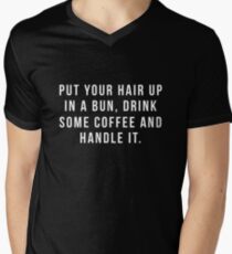 Camiseta para hombre de cuello en v Poner el cabello en un moño, beber un poco de café y manejarlo.