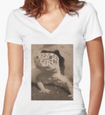 Sepia leopard gecko Women's Fitted V-Neck T-Shirt