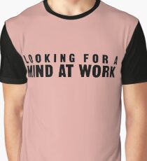 Auf der Suche nach einem Geist bei der Arbeit Grafik T-Shirt