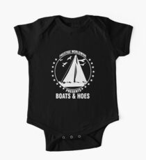 Prestige Worldwide präsentiert Boats & Hoes Kurzärmeliger Einteiler
