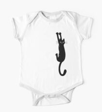 Schwarze Katze, die ein hält Baby Body Kurzarm